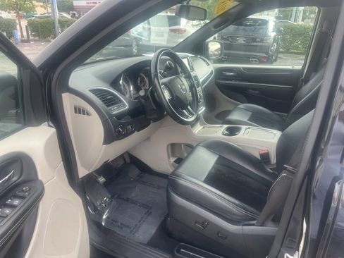 Used 2018 Dodge Grand Caravan SXT image 12