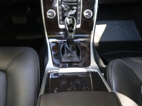 Used 2016 Volvo XC70 T5 Platinum w/ Climate Package image 17