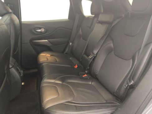 Used 2019 Jeep Cherokee Limited image 18