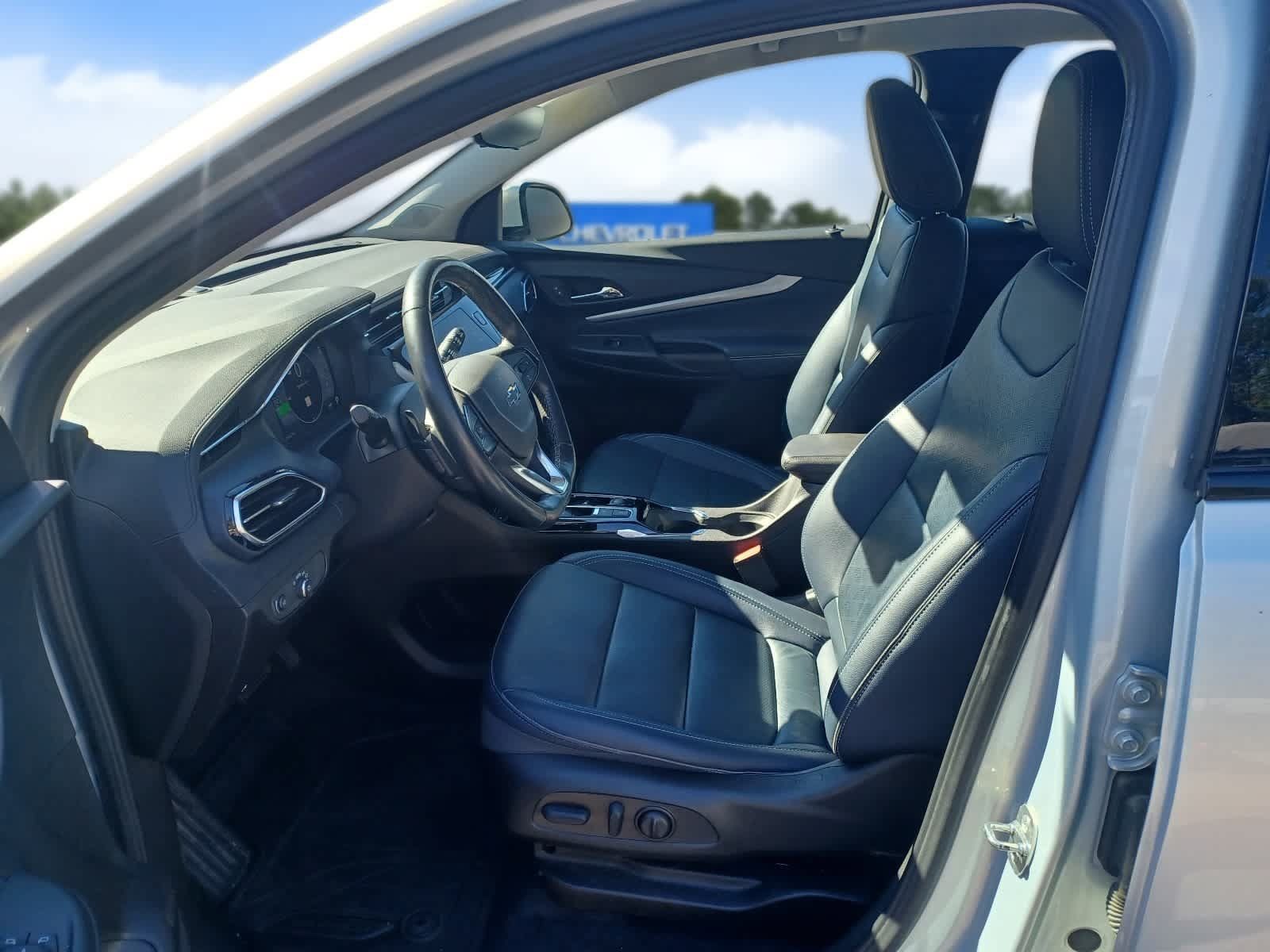 Used 2023 Chevrolet Bolt EUV Premier w/ Sun & Sound Package FWD image 7
