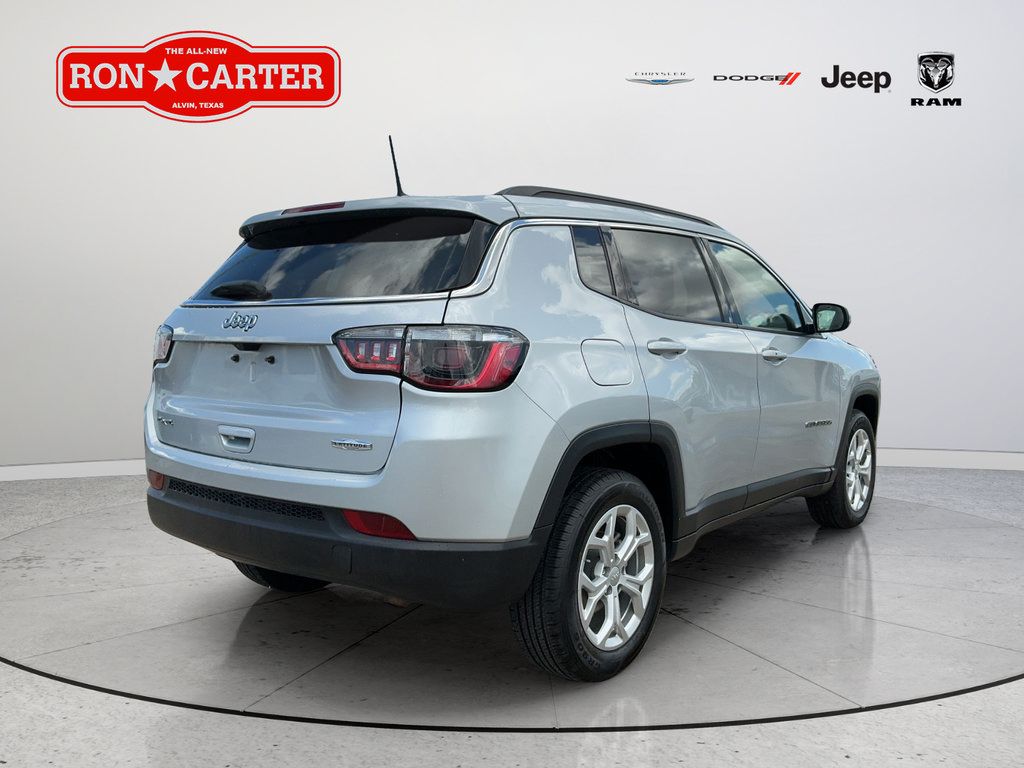 Used 2024 Jeep Compass Latitude AWD/4WD image 6