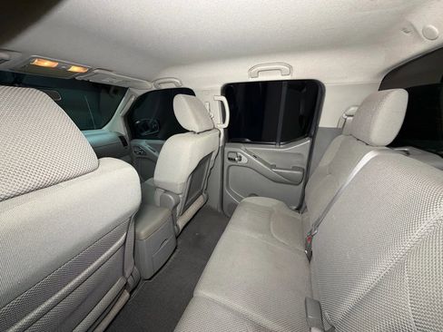 Used 2010 Nissan Frontier SE image 19