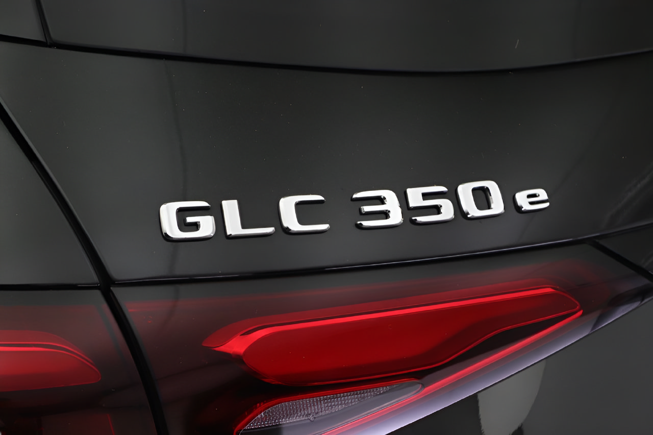 Used 2025 Mercedes-Benz GLC 350e 4MATIC image 19
