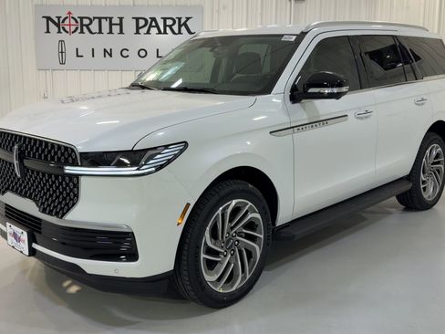 New 2026 Lincoln Navigator Premiere AWD/4WD image 5