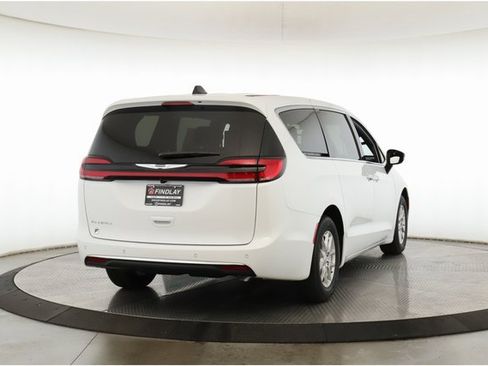 New 2026 Chrysler Pacifica Select image 7