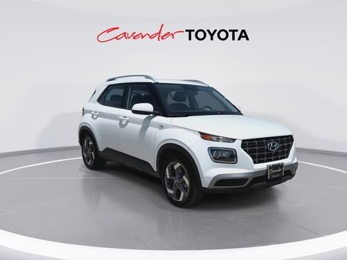 Used 2025 Hyundai Venue SEL FWD image 2
