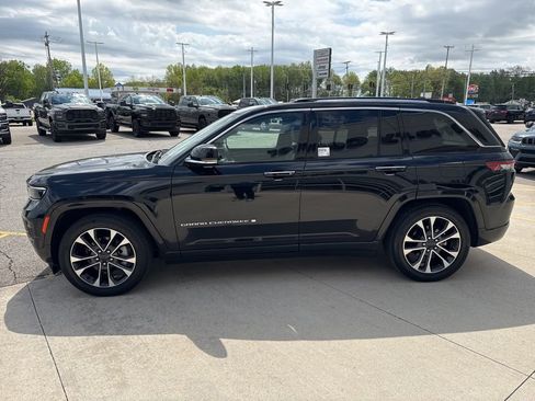 Used 2023 Jeep Grand Cherokee Overland w/ Luxury Tech Group IV AWD/4WD image 8