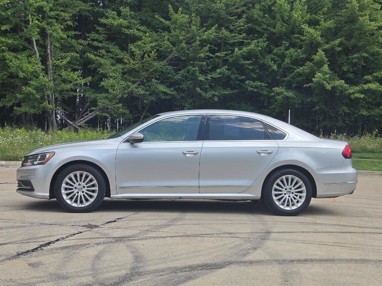 Used 2017 Volkswagen Passat 1.8T SE FWD image 2