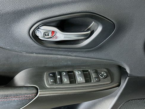 Used 2022 Jeep Cherokee Trailhawk image 15