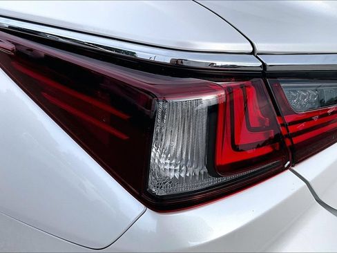 Used 2025 Lexus ES 350 w/ Premium Package FWD image 32