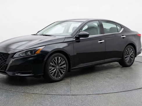Used 2025 Nissan Altima 2.5 SV image 3