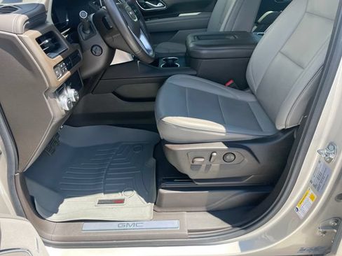 Used 2022 GMC Yukon XL SLT w/ SLT Luxury Package RWD image 9