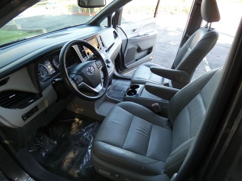 Used 2017 Toyota Sienna XLE image 56