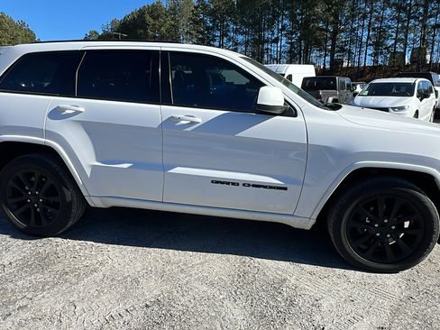Used 2018 Jeep Grand Cherokee Altitude image 7