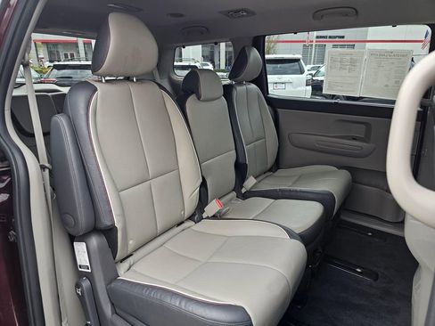 Used 2017 Kia Sedona LX w/ LX Essentials Premium Package FWD image 12