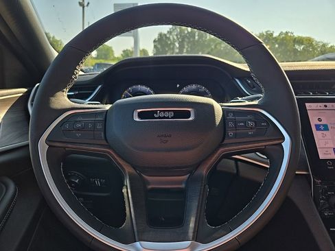 Used 2025 Jeep Grand Cherokee L Limited w/ Luxury Tech Group II AWD/4WD image 41