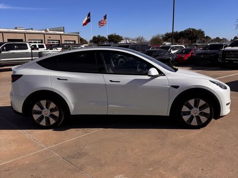Used 2023 Tesla Model Y Long Range image 9