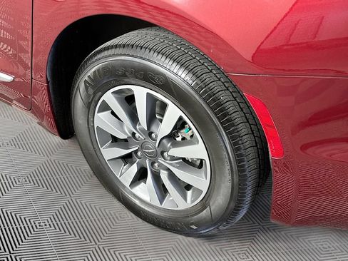 Used 2022 Chrysler Pacifica Limited FWD image 41
