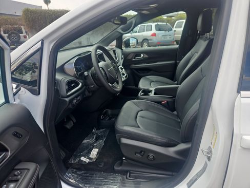 New 2026 Chrysler Pacifica Select image 14