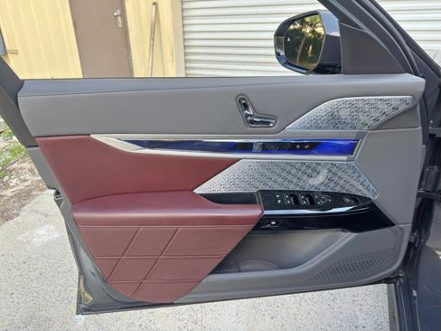 Used 2023 BMW i7 xDrive60 w/ Executive Package 2 AWD/4WD image 60