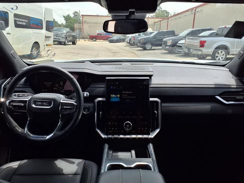 Used 2025 GMC Acadia Elevation w/ Elevation Premium Package FWD image 12