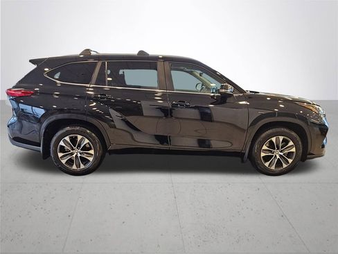 Used 2023 Toyota Highlander XLE AWD/4WD image 6