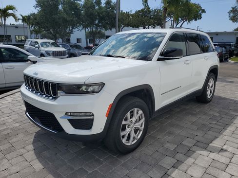 Used 2022 Jeep Grand Cherokee Limited w/ Luxury Tech Group II RWD image 3