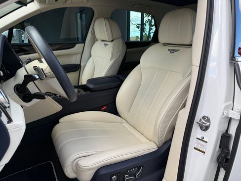 Used 2020 Bentley Bentayga image 30