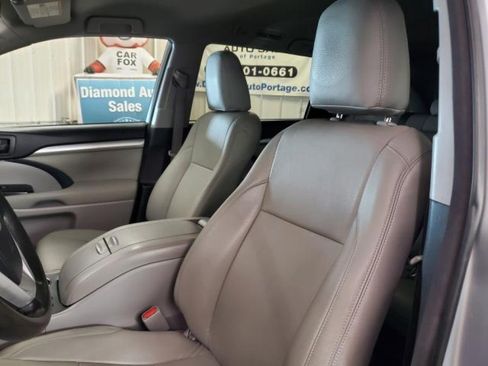Used 2017 Toyota Highlander LE w/ Carpet Mat Package AWD/4WD image 15