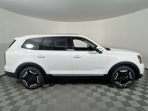 Used 2023 Kia Telluride EX w/ EX Captain's Chair Package FWD image 2