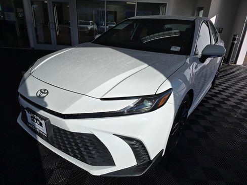 Used 2025 Toyota Camry SE image 7