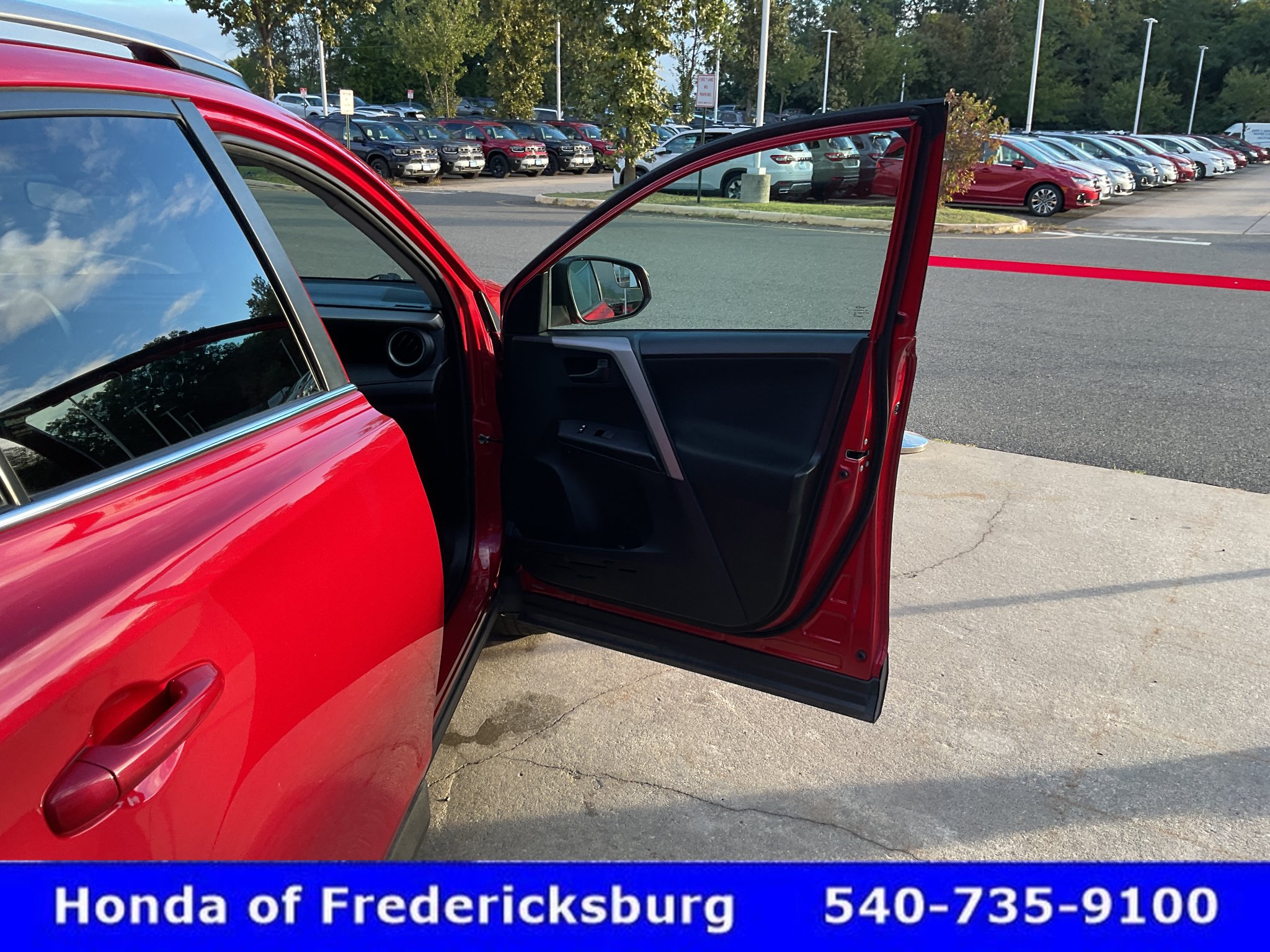 Used 2017 Toyota RAV4 LE AWD/4WD image 19