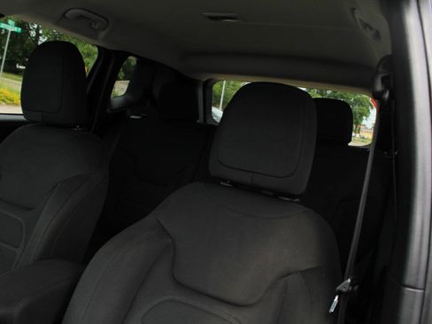 Used 2018 Jeep Renegade Latitude w/ Cold Weather Group AWD/4WD image 20