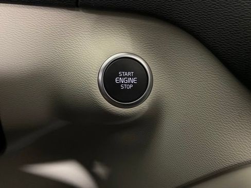 Certified 2025 Volvo XC40 B5 Ultra AWD/4WD image 24