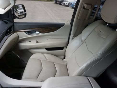 Used 2019 Cadillac Escalade ESV Luxury RWD image 29