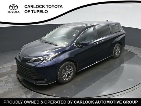Used 2025 Toyota Sienna XLE image 37