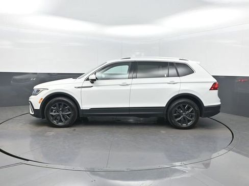 Used 2024 Volkswagen Tiguan SE FWD image 2