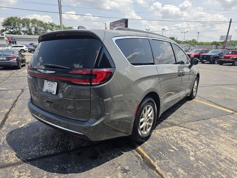Used 2022 Chrysler Pacifica Touring-L w/ Uconnect Theater Family Group FWD image 5