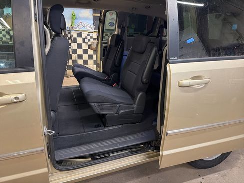 Used 2010 Dodge Grand Caravan SXT image 10