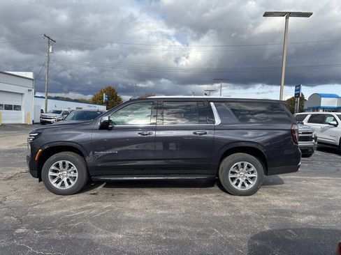 New 2026 Chevrolet Suburban Premier image 7