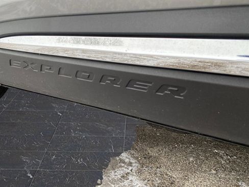 Used 2020 Ford Explorer XLT image 41