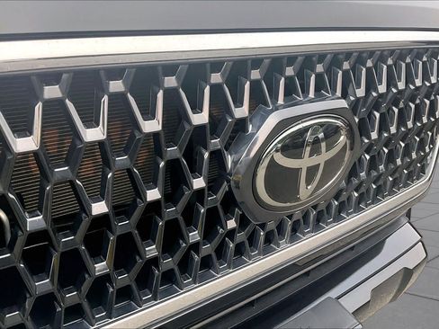 Certified 2018 Toyota Tacoma TRD Sport AWD/4WD image 29