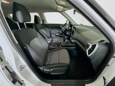 Used 2025 Kia Soul LX w/ LX Technology Package FWD image 29