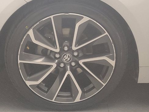 Used 2022 Toyota Corolla SE w/ SE Premium Package FWD image 31