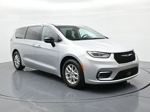 Used 2024 Chrysler Pacifica Touring-L image 4