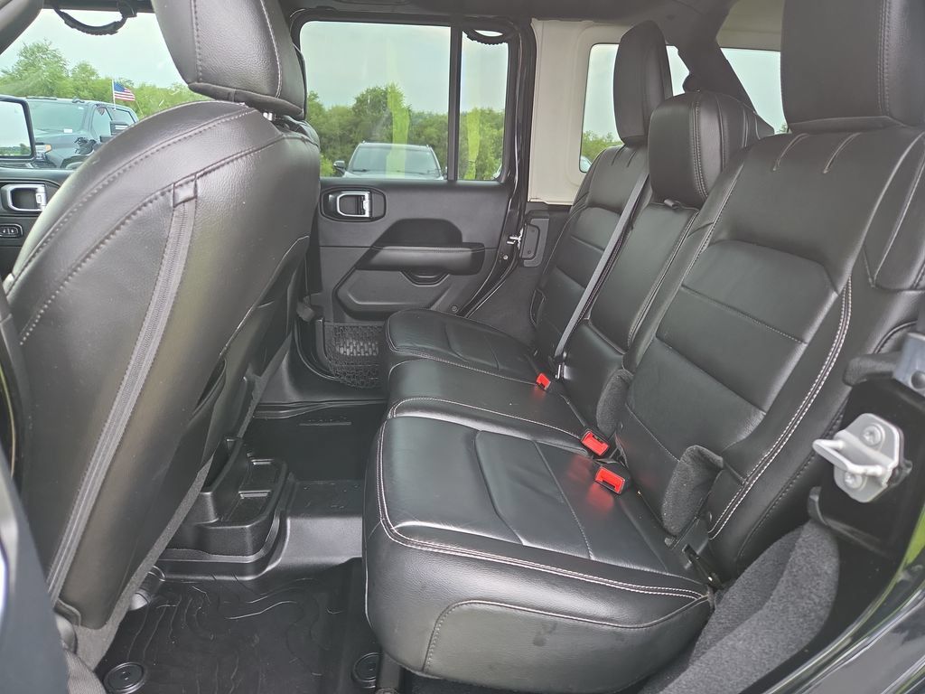 Used 2018 Jeep Wrangler Unlimited Sahara w/ Cold Weather Group AWD/4WD image 30