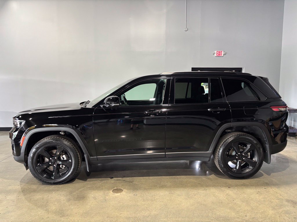 Used 2023 Jeep Grand Cherokee Altitude AWD/4WD image 2