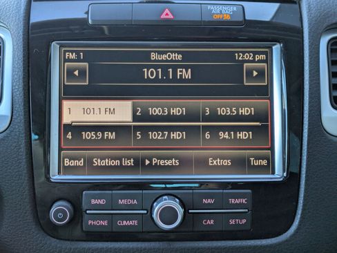 Used 2014 Volkswagen Touareg TDI image 17