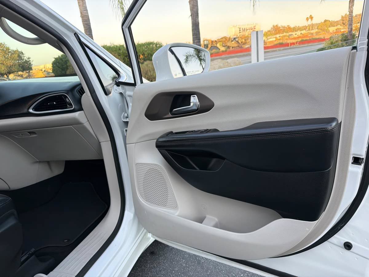 Used 2019 Chrysler Pacifica Touring-L FWD image 24