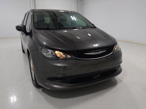 Used 2022 Chrysler Voyager LX image 14